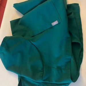 Figs scrubs top hunters green